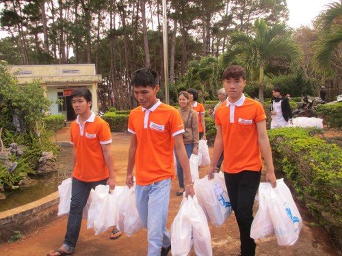 Sinh viên Cao đẳng thực hành FPT Mạng cá cược bóng đá
 Tây Nguyên chuẩn bị quà tặng cho các em nhỏ.