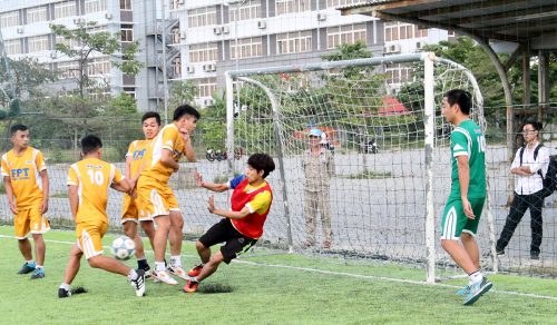 Tình huống nguy hiểm ngay trước khung thành thủ môn Minh Trí của đội bóng FPT Mạng cá cược bóng đá
 Đà Nẵng.