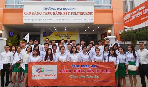 Các sinh viên Cao đẳng thực hành FPT Mạng cá cược bóng đá
 trước chuyến đi.