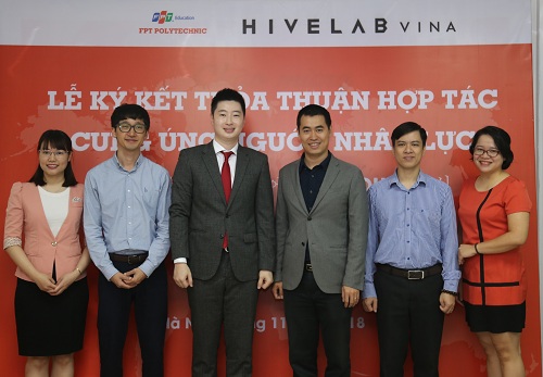 Đại diện nhà trường và công ty Hivelab chụp hình lưu niệm tại buổi lễ.