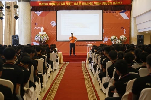 Thầy Lã Ngọc Quang chia sẻ với các bạn tân sinh viên về quy chế đào tạo, nội quy học tập và thi cử.