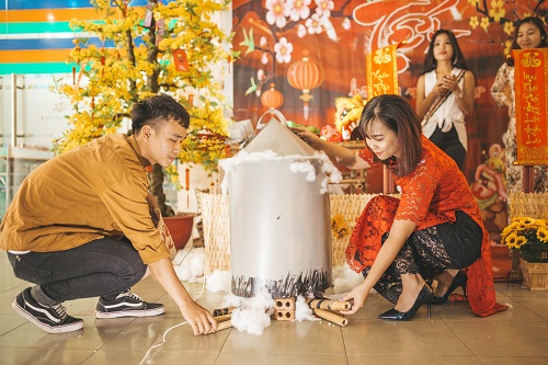 Nồi bánh trưng nghi ngút khói như mang tết tới thật gần.