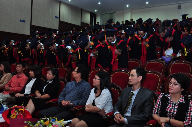 Các tân khoa thực hiện nghi l?bày t?sự tri ân sâu sắc và chân thành nhất đến Lãnh đạo nhà trường.